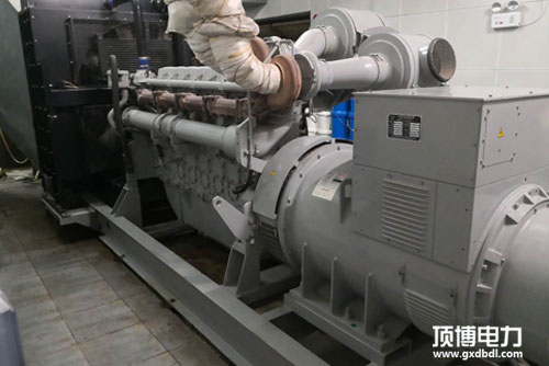 1000KW珀金斯广西顶博发电机组制造机房